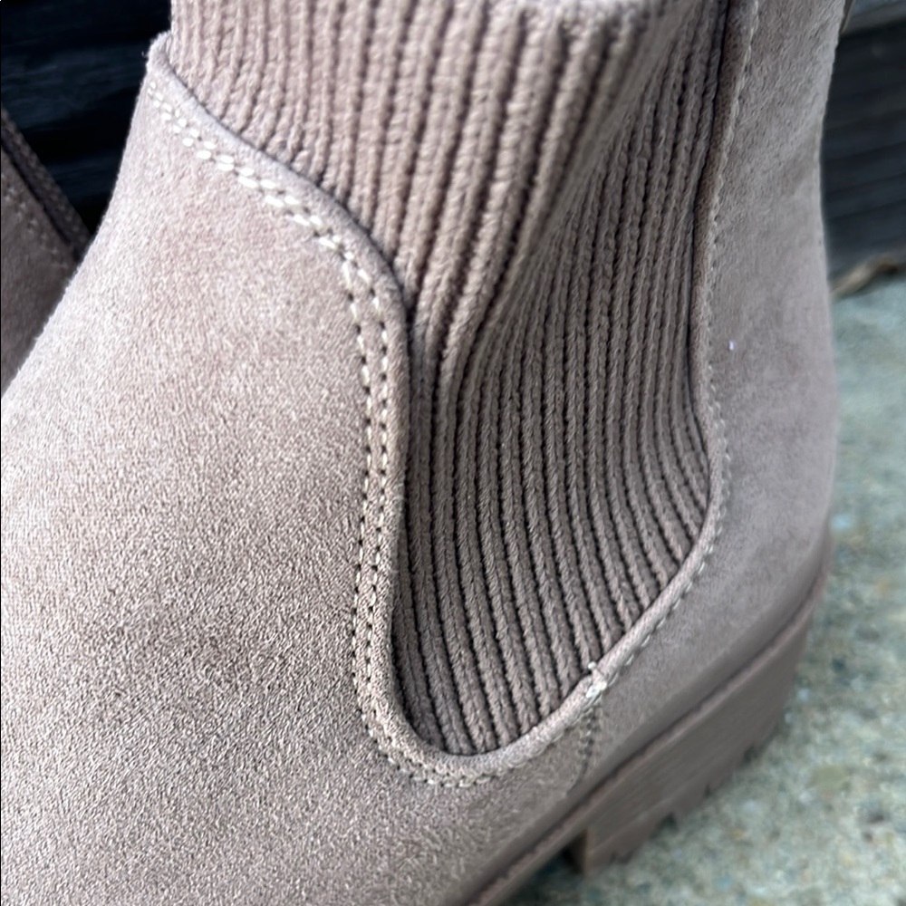 Steve Madden Tan Chelsea Boots with Chunky Sole and Elastic Panels - Picture 3 of 7